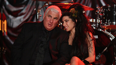 Pai de Amy Winehouse é condenado a pagar mais de um milhão de dólares para amigas da cantora