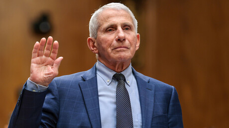 Tucker Carlson diz que Anthony Fauci vive 'castigo em vida' após atuação na pandemia de Covid