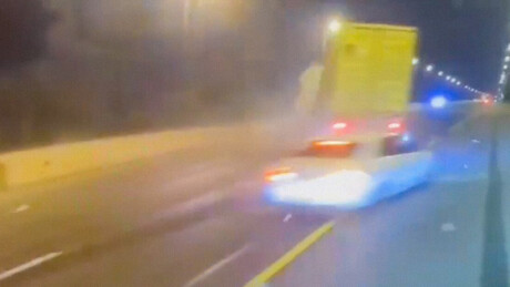 VÍDEO: Caminhão tomba e pega fogo após bater em carro; caminhoneiro morreu carbonizado
