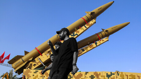 Ataque a base dos EUA no Kuwait atinge depósitos de drones e de combustíveis; Guarda Revolucionária reivindica autoria