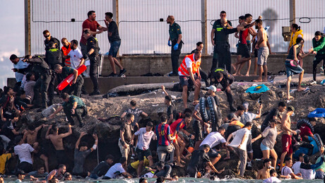 Mortes, perseguições e Forças Armadas: Espanha vive caos após entrada descontrolada de imigrantes