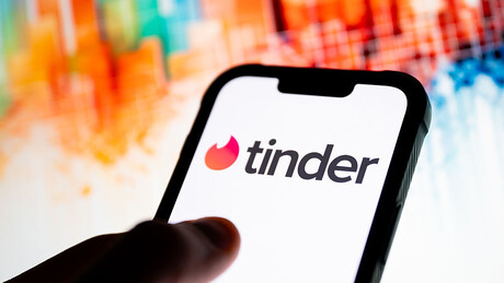 Jovem apaga Tinder após IA alterar foto sem autorização
