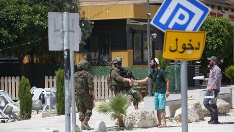 Colonos israelenses roubam prédio palestino sob olhar de soldados — Reuters