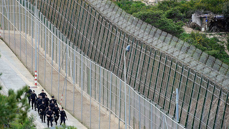 VÍDEOS: Novo grupo de migrantes tenta entrar em massa na cidade espanhola de Melilla