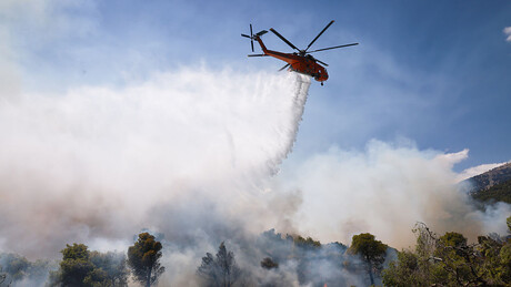 Helicópteros colidem no ar durante combate a incêndio florestal e deixam dois mortos na Grécia