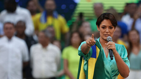 Flávio Bolsonaro anuncia candidatura de Michelle ao Senado e explica ausência da ex-primeira-dama em evento