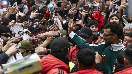 VÍDEO: Vozinha é recebido por centenas de torcedores ao desembarcar no Chile para se apresentar ao Colo-Colo