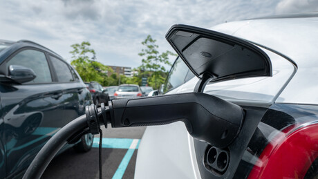 Venda de carros eletrificados mais que dobra no Brasil em 2026