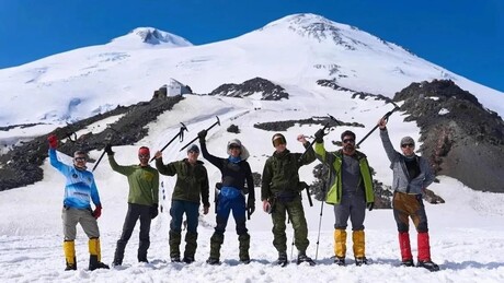Militares russos feridos em combate conquistam a montanha mais alta da Europa