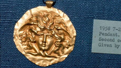 Arqueólogos encontram na Rússia amuleto de mil anos com santo cristão e Medusa