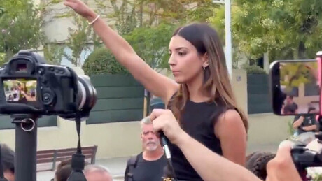 VÍDEO: Ativista espanhola de extrema-direita faz saudação nazista em frente à Embaixada do Marrocos