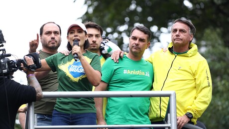 Bolsonaro pede a Moraes autorização para receber os filhos no Dia dos Pais