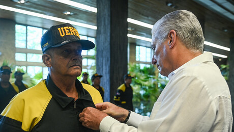 Díaz-Canel condecora socorristas cubanos que atuaram na Venezuela após terremotos