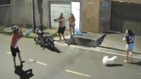 VÍDEO: Mulher luta com ladrão e policial armado o afugenta