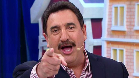 VÍDEO: Ratinho causa polêmica ao afirmar que cantor sertanejo está com 'cara de viado'