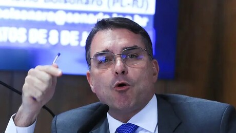 Flávio Bolsonaro critica rebaixamento das relações entre Brasil e Argentina