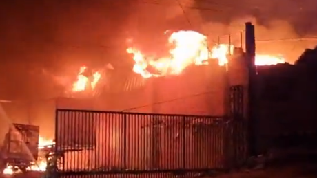 VÍDEO: Incêndio de grandes proporções destrói galpão em Belo Horizonte