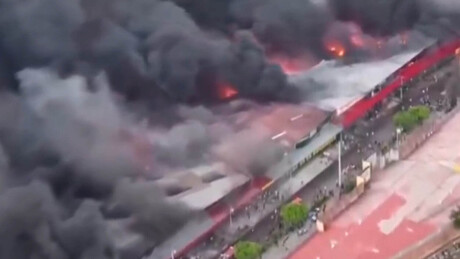 VÍDEO: Incêndio devastador destrói mercado popular na Bolívia