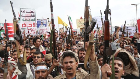 Houthis renovam ataques com mísseis e drones contra porto iemenita