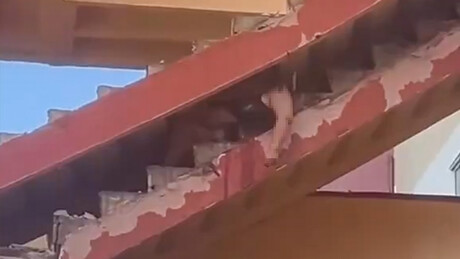 VÍDEO FORTE: Homem morre esmagado por escada durante terremoto na Colômbia
