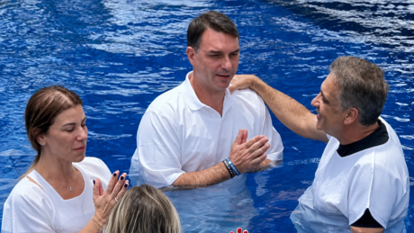 Flávio Bolsonaro busca apoio de líderes evangélicos para conquistar votos de fiéis