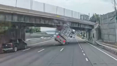 VÍDEO: Caminhão bate em viaduto, capota e atinge carro em Nova York