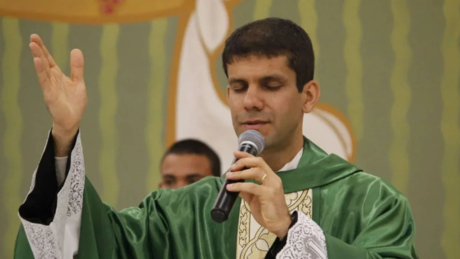 Grupo ultraconservador leva padre de São Paulo à excomunhão; entenda o caso