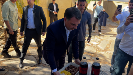 Com churrasco para a imprensa, Flávio Bolsonaro adota tática à la Boris Johnson