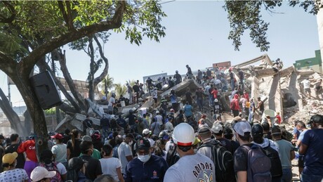 Pessoas e equipes de resgate após terremoto na Colômbia, em Cali, Colômbia