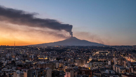 VÍDEOS: Cinzas vulcânicas do Etna paralisam aeroportos no Mediterrâneo