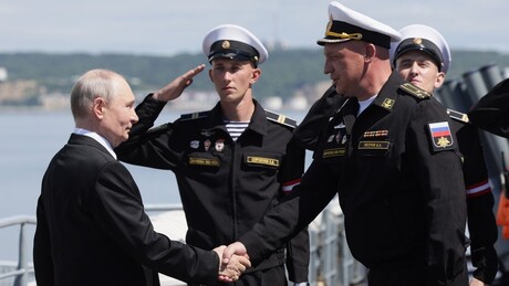 Putin participa da fase final das manobras da Frota russa do Pacífico