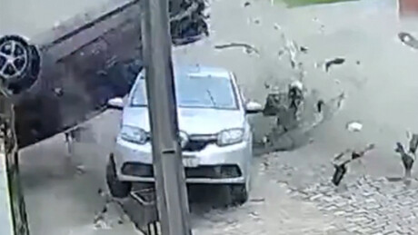 VÍDEO: Carro colide violentamente com dois outros veículos no Rio Grande do Sul