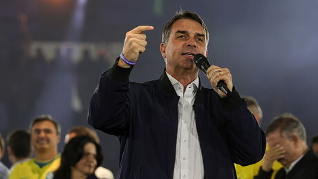 Após erro em currículo acadêmico, Flávio Bolsonaro divulga diplomas nas redes sociais