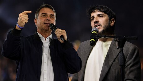 Renan Santos se pronuncia após Flávio Bolsonaro aparecer filiado ao Missão: 'está sendo moleque'