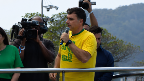 Flávio Bolsonaro lança candidatura com discurso de combate ao crime, críticas a Lula e defesa do pai