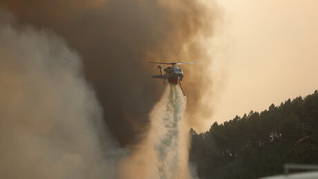 Portugal enfrenta quatro incêndios no Norte em meio a alerta por calor extremo