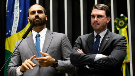 'Futuro na Suíça': Flávio e Eduardo Bolsonaro atacam filho de Lula após vazamento de conversas
