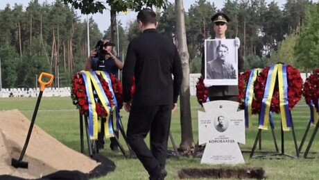 VÍDEO: Zelensky presta homenagens fúnebres e glorifica mais um colaborador de Hitler