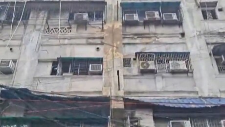 VÍDEO: Incêndio destrói prédio de hotel e mata nove pessoas, incluindo uma criança, na Índia