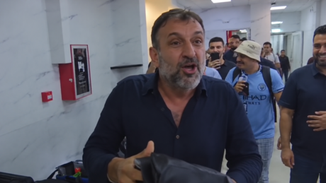 VÍDEO: Vitória por 4 a 0 termina em chuva de dinheiro no vestiário