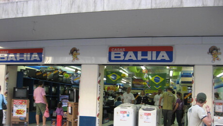 Justiça manda Casas Bahia reativar contratos e barra novas demissões