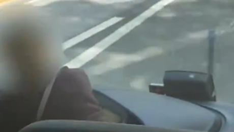 VÍDEO: Por um triz — motorista de ônibus com 50 passageiros perde a consciência na estrada