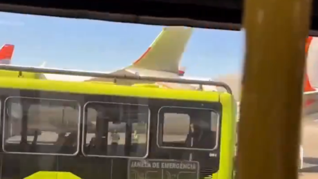 VÍDEO: Acidente inusitado - ônibus bate em asa de avião no aeroporto de Guarulhos