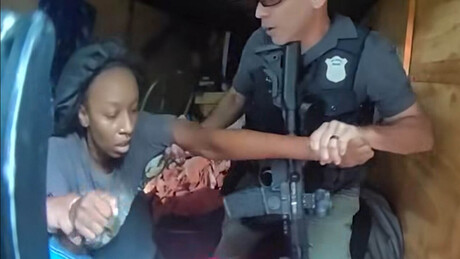 VÍDEO: Mulher é presa nos EUA por sequestrar crianças de 4 anos e 11 meses por meio de chat de mães