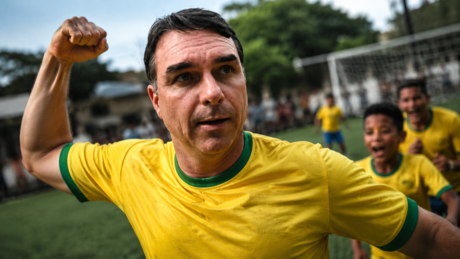 VÍDEO: Flávio Bolsonaro marca golaço em partida contra crianças em São Paulo