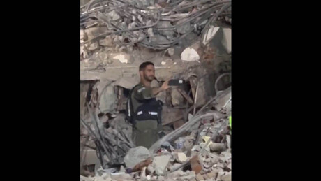 VÍDEO: Soldado israelense tira selfie em meio a escombros do terremoto na Colômbia