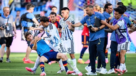 FIFA aplica dura punição a jogadores argentinos após derrota na final para Espanha