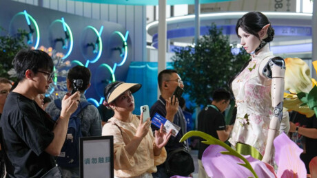 FOTOS: China impressiona ao apresentar robôs para múltiplas funções