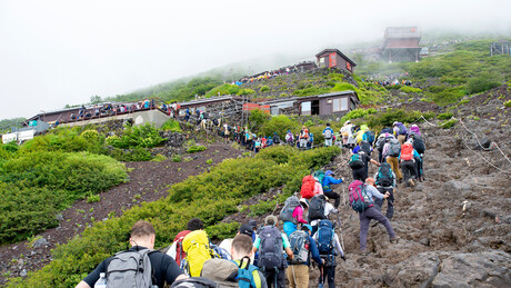 Pai deixa filho de 7 anos sozinho no Monte Fuji após discussão durante escalada