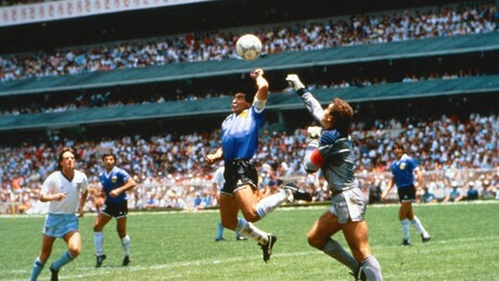 Bola usada por Maradona na 'Mão de Deus' é vendida em leilão